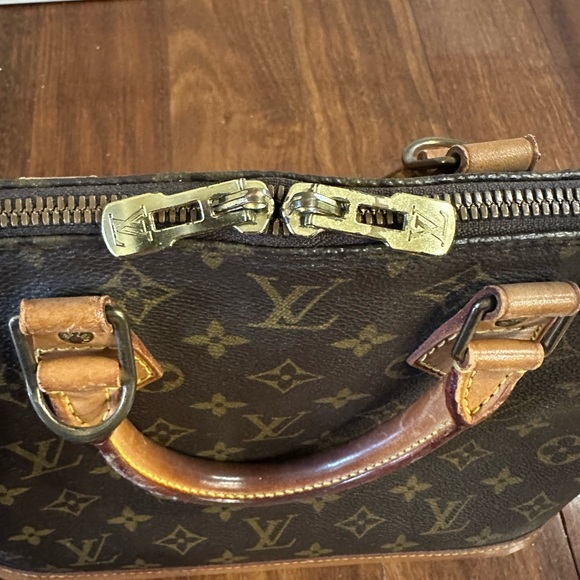 Louis Vuitton Alma - Picture 6 of 11